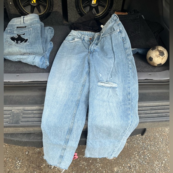 H&M denim mom jeans. Size 6, HARDLY WORN! - Picture 1 of 1